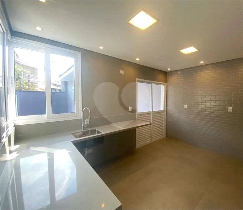 Casa à venda no bairro Dos Casa, em São Bernardo do Campo, com 280 m², 4 dormitórios, 3 suítes, 4 vagas, hidromassagem e fácil acesso às principais rodovias.