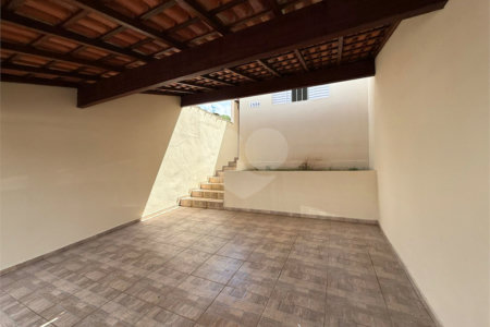 Casa térrea em Atibaia com 2 dormitórios, 2 vagas de garagem, quintal nos fundos, aceita financiamento