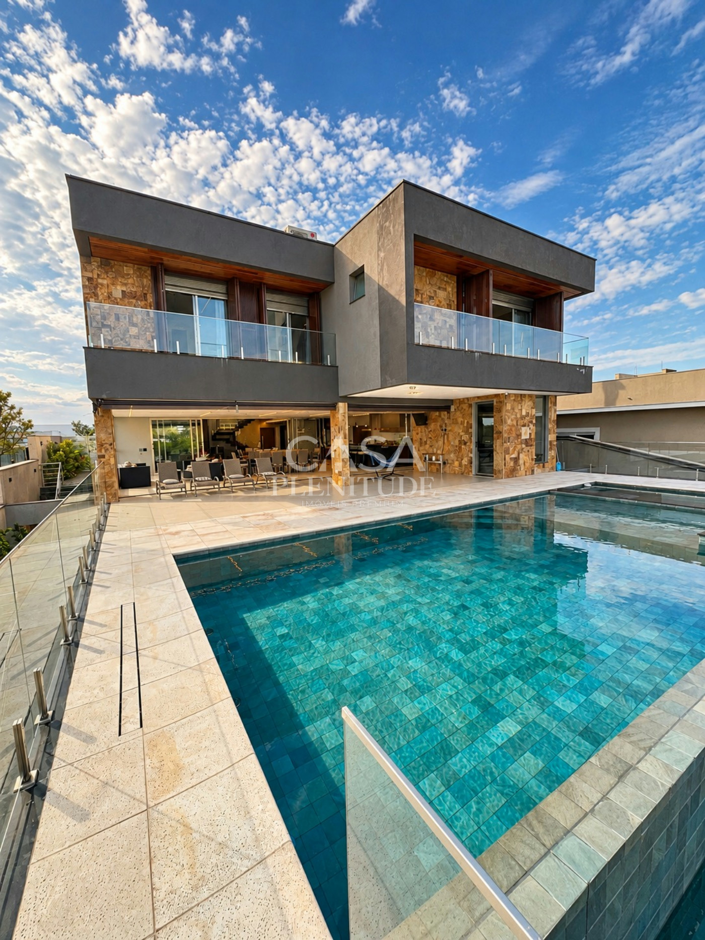Casa nova no Saint Patrick com 926 m², 5 suítes, elevador e piscina aquecida, saúna em Sorocaba