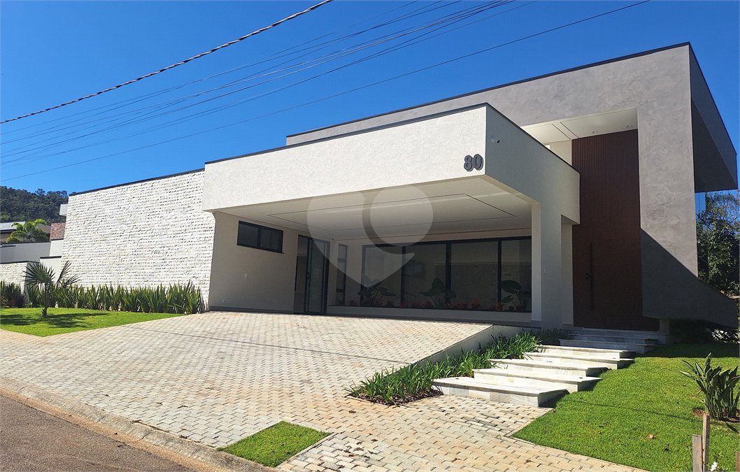 Casa a venda com 04 suítes área gourmet e 6 vagas para autos em condominio fechado Atibaia