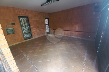 Sobrado com 4 dormitórios, sendo 1 suíte master.
