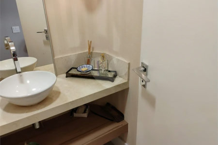 Apartamento reformado , 3 suítes , 3 vagas. Próximo a Avenida Paulista e metrô Brigadeiro . Prédio de construtora renomada. Único !