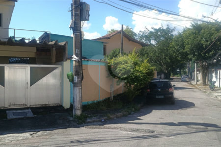 PREDIO MULTIFAMILIAR COM DUAS CASAS BAIRRO ADRIANA