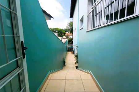 Sobrado à venda amplo, 3 quartos, 1 suíte, 3 vagas com piscina na Vila Indiana próximo à USP