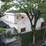 Lindo sobrado, possui 3 dormitórios, sendo 1 suíte master com sacada, banheira, e 4 vagas