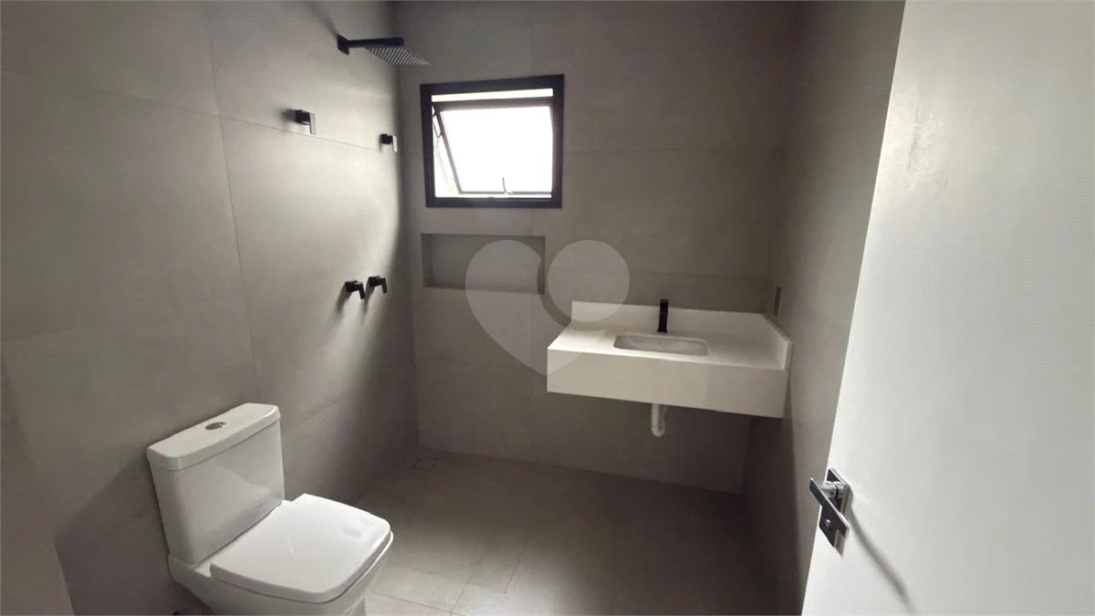 Sobrado de alto padrão no Swiss Park, totalmente reformado, com 4 suítes, piscina, elevador, espaço gourmet, 4 vagas e condomínio com lazer completo.