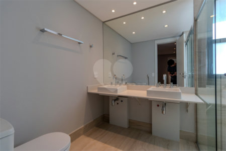Apartamento para venda em Moema com 3 quartos, sendo 3 suítes, 2 vagas, 149 m²