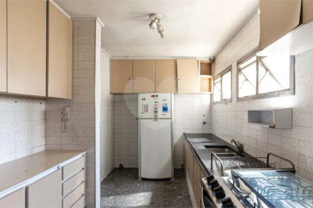 Este elegante apartamento em Higienópolis oferece 224m² de área muito bem distribuída, perfeito para quem valoriza conforto