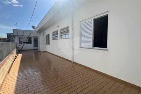 Casa Térrea com 3 dormitórios no Centro de Atibaia