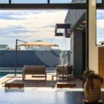 Indaiatuba - Quintas da Terracota - 1252 m² de terreno - casa térrea com 514 m² de área construída -3 vagas de garagem cobertas e 3 descobertas Lavabo - Sala de estar e jantar amplas e integradas - Escritório privativo - Cozinha toda equipada com geladeira, forno, micro-ondas, lava-louças,