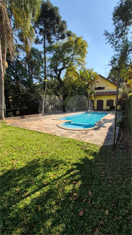 Casa com Piscina, Sauna e Edícula em Rua Arborizada no Tremembé