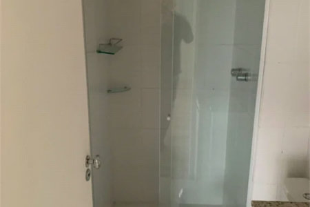 Apartamento com 2 quartos, 1 suíte e sala ampliada com varanda, 2 vagas em frente a Chácara do Joquei