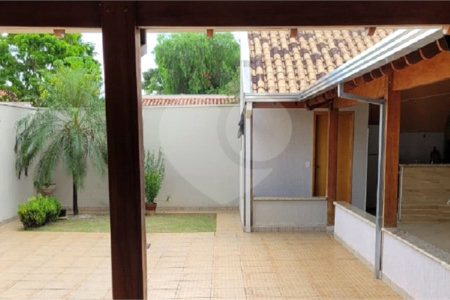 Casa térrea com 2 dormitórios, sendo 1 suíte.