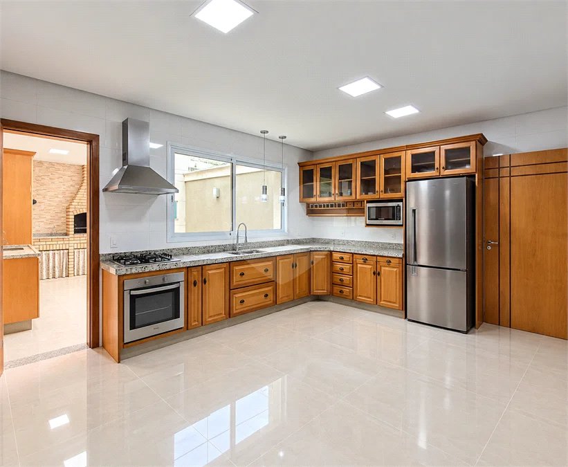 Sobrado geminado com 185 m², 3 suítes, closet, 4 vagas, área gourmet, sótão, energia solar, aquecimento de água e sistema completo de segurança.
