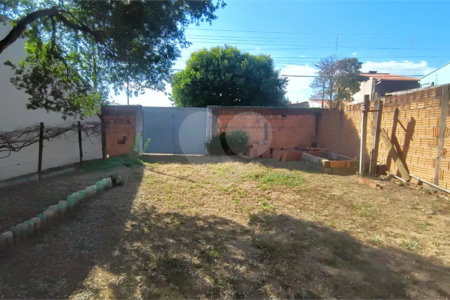 Terreno á venda no Jardim Tangara.