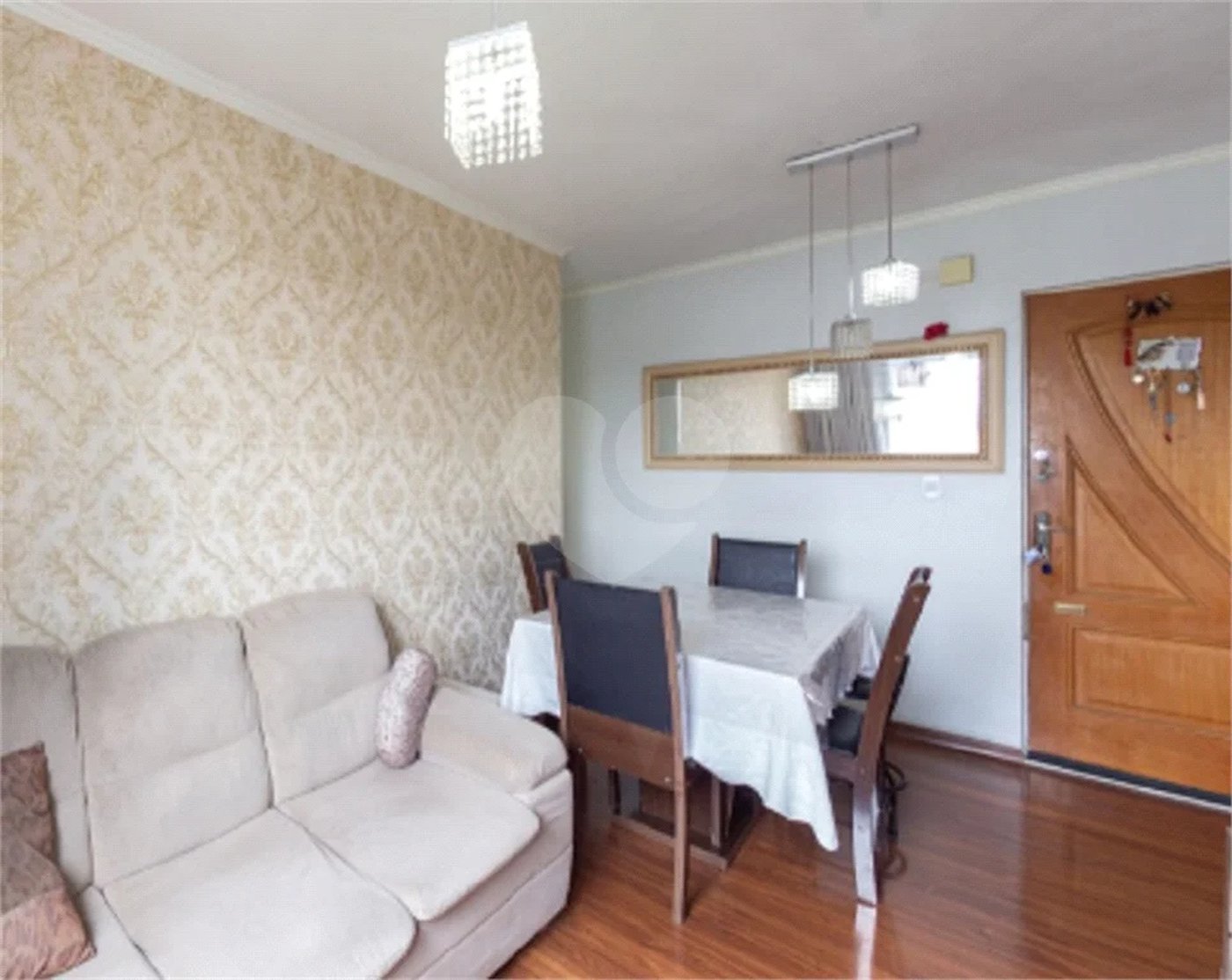 Apartamento na Mooca de 2 dormitórios, sala cozinha e banheiro, com portaria, academia e portaria.