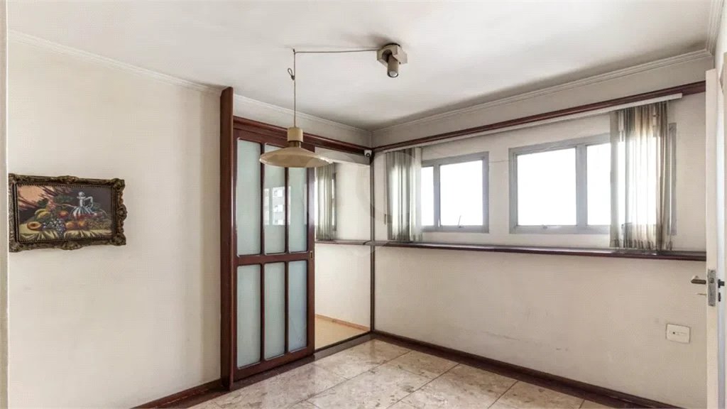 Este elegante apartamento em Higienópolis oferece 224m² de área muito bem distribuída, perfeito para quem valoriza conforto