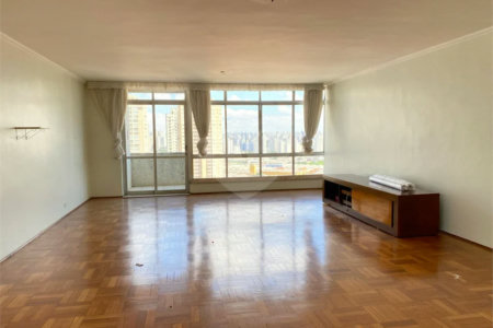 Apartamento à Venda | 327 m² | 4 dormitórios (1 suíte) | 2 vagas na Mooca!