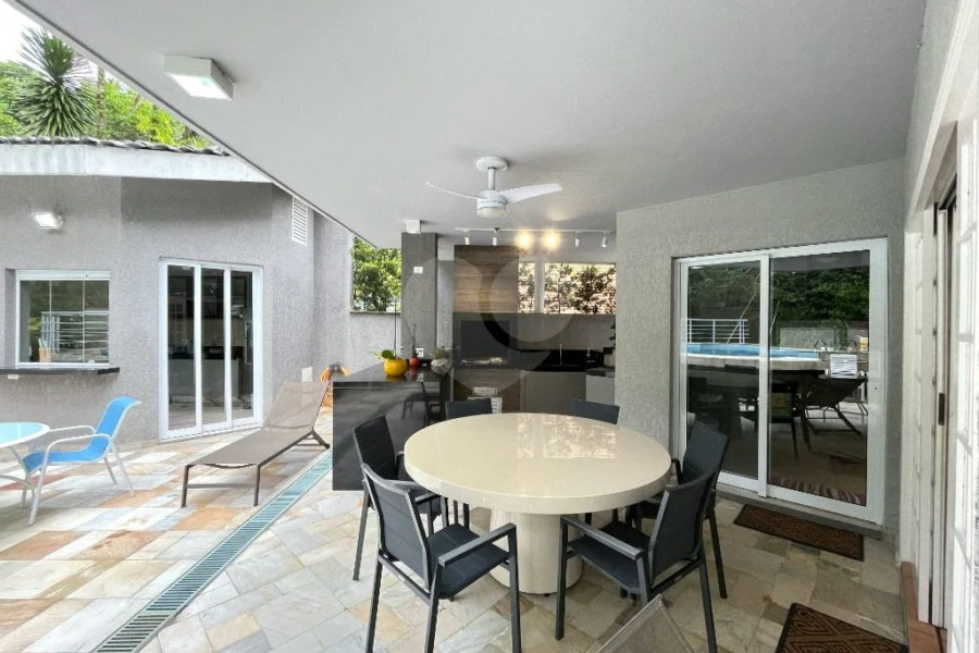 Casa à venda com 5 quartos, sendo 4 suítes, em Riviera de São Lourenço, Bertioga, SP