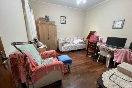 Ampla casa no condomÍnio Parque Fehr, contendo: