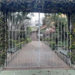 Terreno plano com 2 casas térreas ao lado da Manuel Gaya !