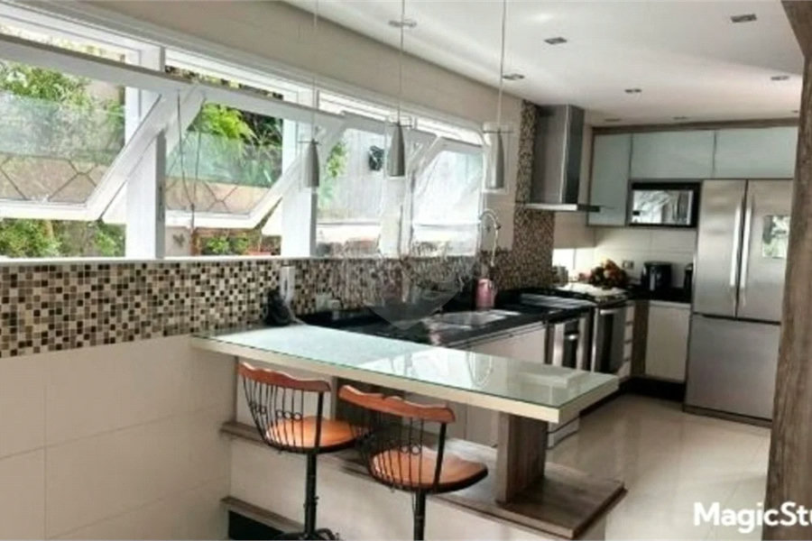 Casa com 400m², 4 dormitórios, sendo 3 suítes, 5 vagas de garagem, à venda na Vila Prudente.