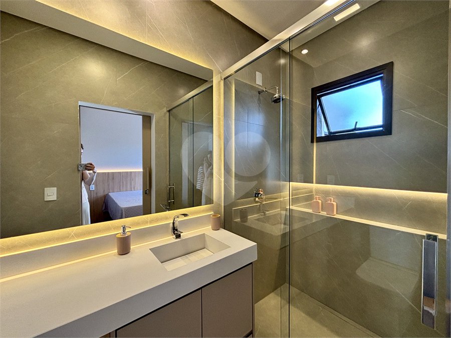 Indaiatuba - Sp - Condominio Maria Candida - R$ 2.250.000,00 - 3 suítes, sendo 1 master com closet e banheiro com duas cubas e dois chuveiros - Escritório - Piscina em Alvenaria aquecida e Hidro com Iluminação - Ar Condicionado instalado em todos os quartos, escritorio, sala e area gourmet