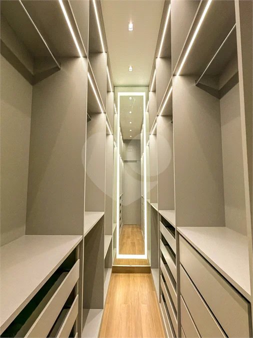 Indaiatuba - Condominio Sapezal - R$ 2.400.000,00 - Área Total 360,00 m² - Área Construída 213,32 m² - TÉRREA - 03 suítes sendo a master com closet; - Escritório; Lavabo; Cozinha com cooktop e planejados; Gourmet com churrasqueira; Ambientes preparados para ar condicionado; Piscina com cascata,