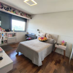 Este amplo apartamento de 290 m², completamente reformado, reúne sofisticação,