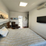 Este amplo apartamento de 290 m², completamente reformado, reúne sofisticação,