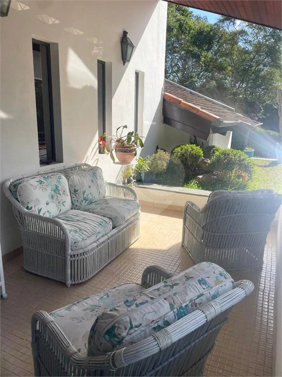 Casa à venda, 742 m², com piscina, 5 suítes, em Embu das Artes
