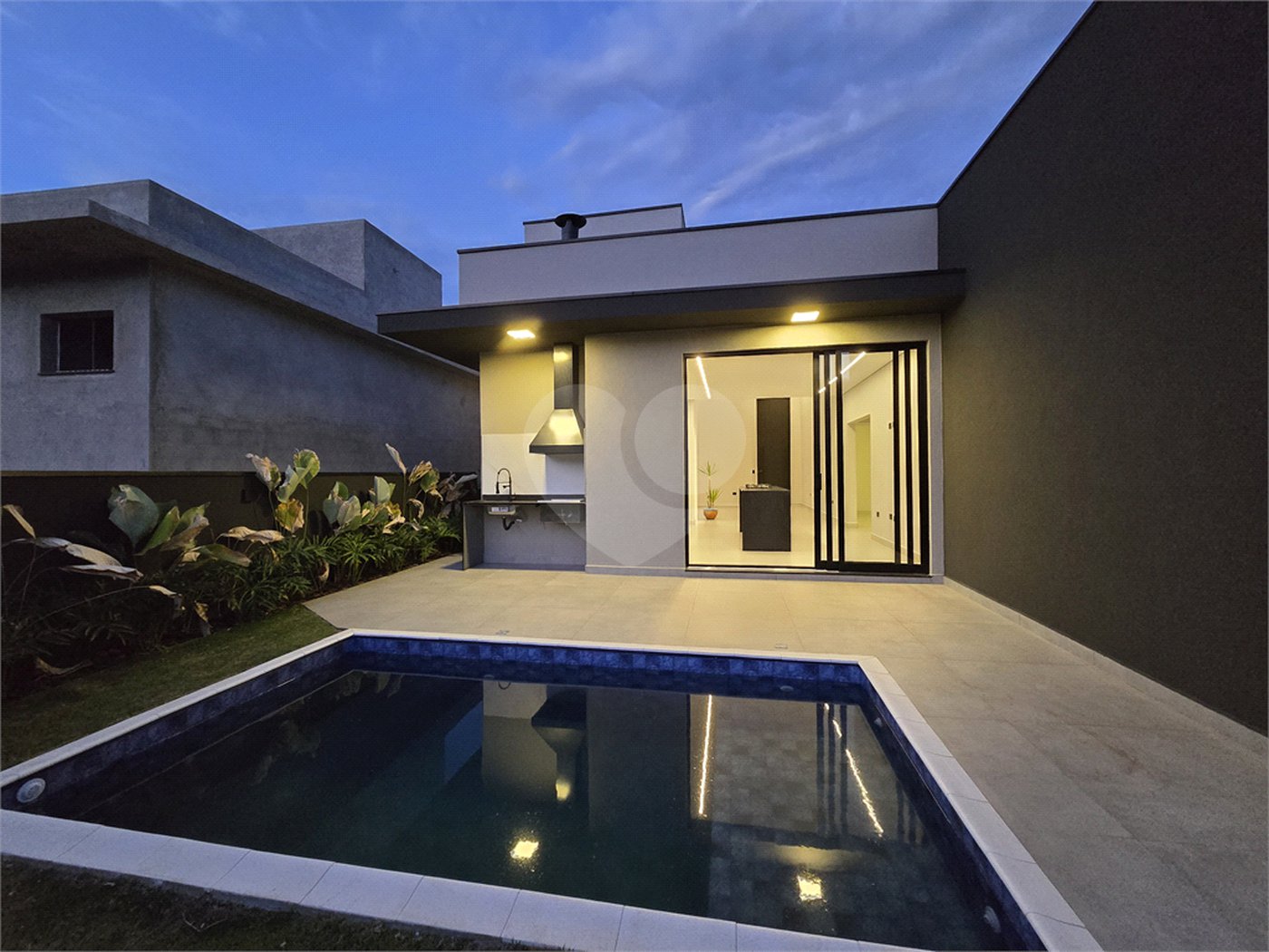 Maravilhosa Casa térrea em condomínio fechado no Portal Lamis, com 3 suítes, piscina privativa e persianas elétricas em excelente condomínio com salão de festas, piscina, quadras de tênis, beach tênis e campo de futebol. Vista cinematográfica da Pedra Grande.