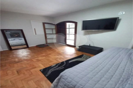 Casa de 85m2 com 3 dormitórios e 2 vagas de garagem localizado no Bosque da Saúde