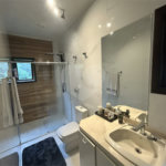 Casa em condomínio com 3 dormitórios, 01 suíte, garagem para 06 carros, área gourmet, piscina.