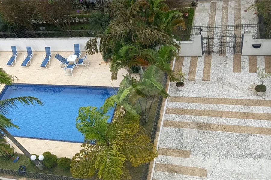 Prédio com portaria 24 horas, e lazer. Apartamento com 3 dormitórios, uma suíte, 2 vagas de garagem