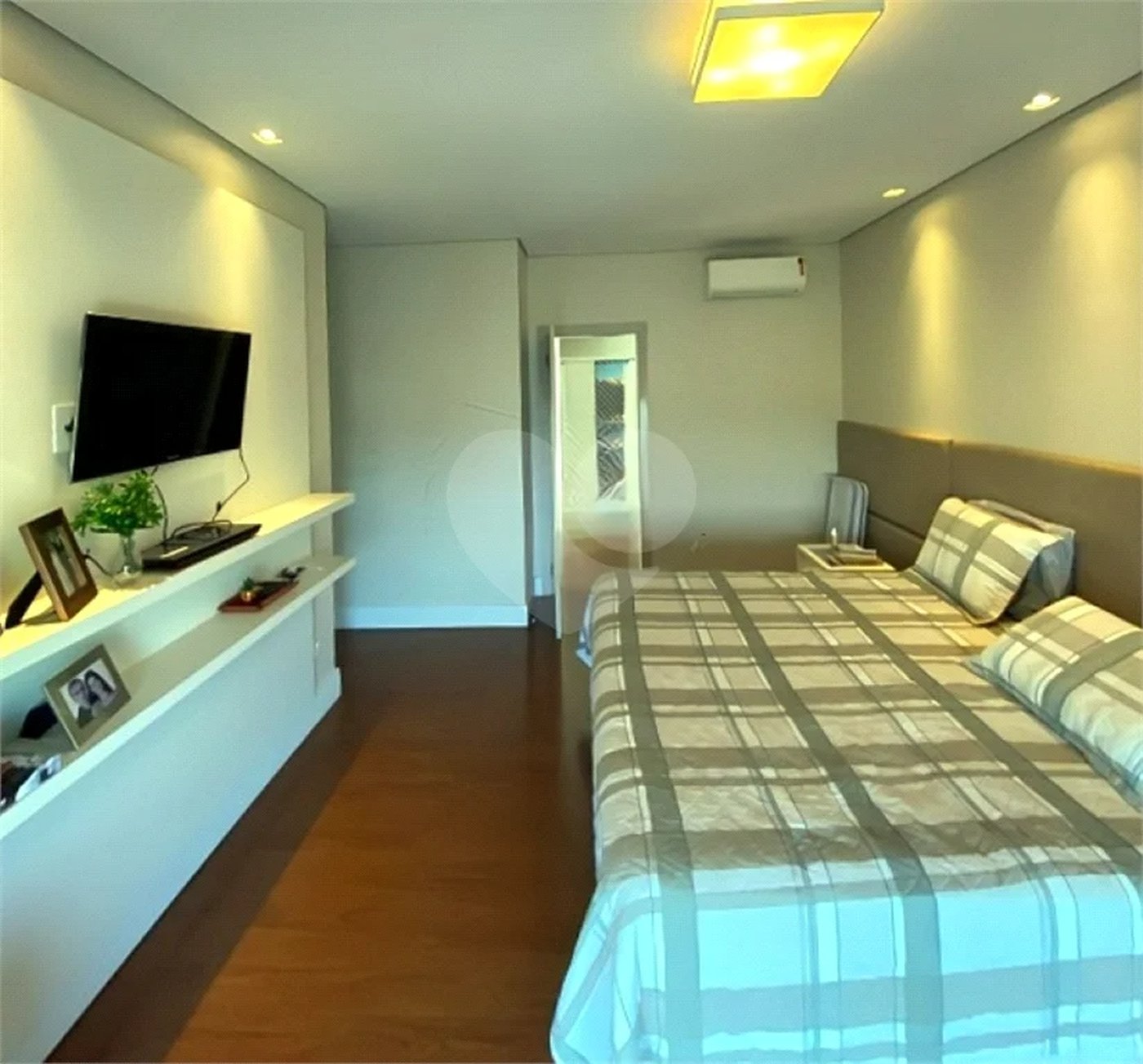 Casa de Alto Padrão em Condomínio com 4 suítes.