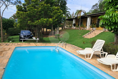 Chácara 2.200 metros com casa 3 dormitórios, piscina, campo de futebol, churrasqueira e vagas para autos em Bom Jesus dos Perdoes