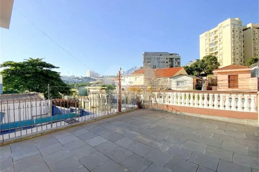 Oportunidade à venda na Vila Ipojuca: Sobrado Espaçoso com 200m²de área construída e 250m2 de terreno - 4 Dormitórios e 5 Vagas de garagem.