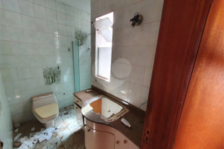 Casa térrea com 5 dormitórios, sendo 2 suítes.