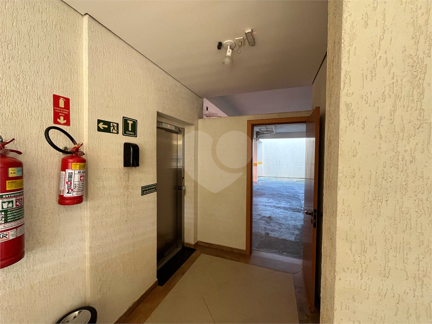 Apartamento mobiliado com 2 dormitórios sendo 1 suíte