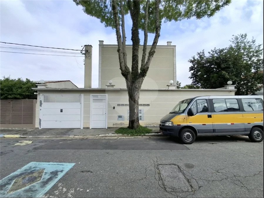 Casa à venda com 3 quartos, sendo 1 suíte, no condomínio Vila Arnoni, São Paulo - SP