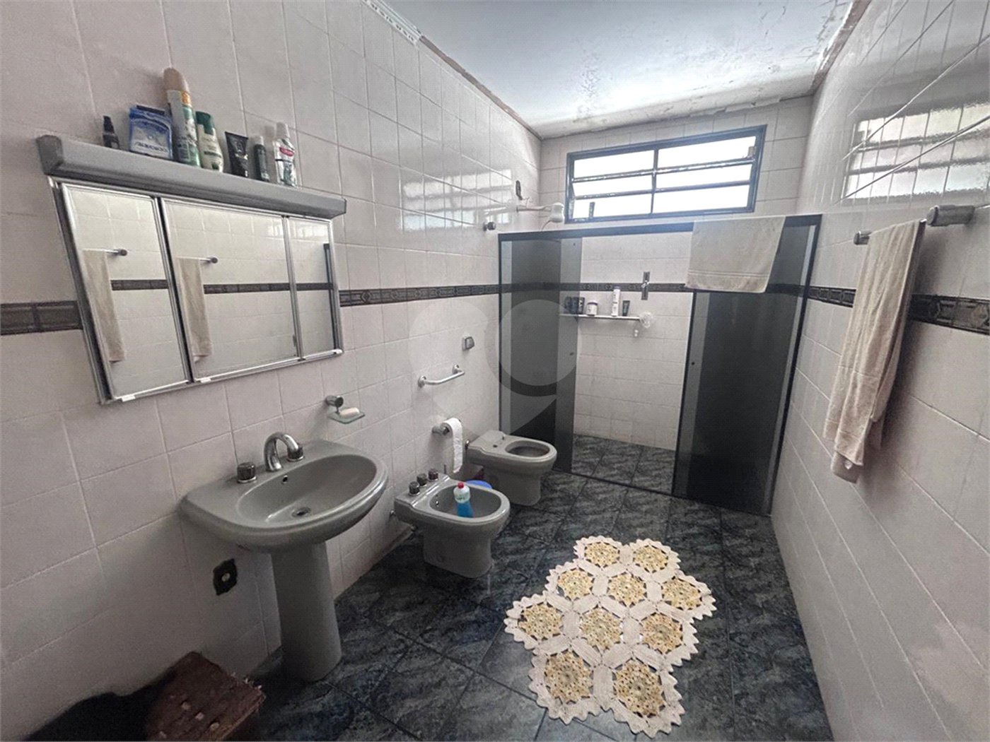Casa espaçosa e confortável em um bairro tranquilo a venda.