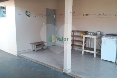 Ampla casa no condomÍnio Parque Fehr, contendo: