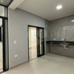 casa térrea, recém construida, 3 dormitórios sendo 1 suíte, 2 vagas de garagem, piscina e espaço gourmet