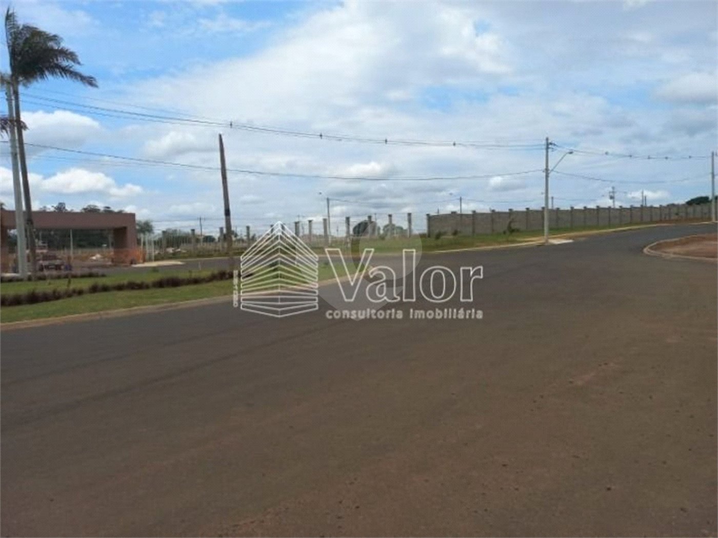 Terreno plano no Condomínio Villeneuve, com 250,00 m² de área total.