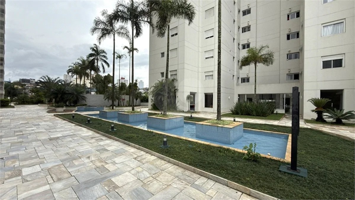 Apartamento de 155 m² com 4 dormitórios, varanda e 2 vagas de garagem. Condomínio com piscinas adulto, infantil e aquecida, lazer e portaria 24 horas.