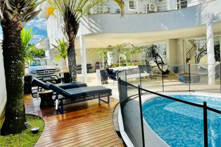 Casa à venda em Tamboré, toda reformada e decorada por arquitetos renomados