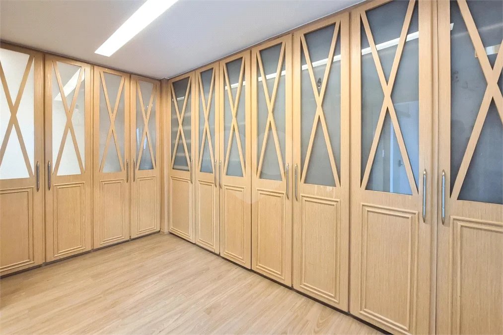 Encante-se com esta sofisticada cobertura no Jardim do Mar! São 4 suítes, piscina privativa, espaço gourmet e 5 vagas. Agende sua visita e surpreenda-se!