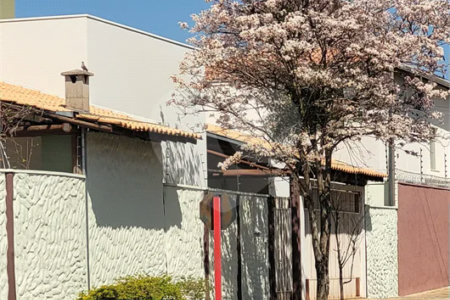 Casa Exclusiva com Pé-Direito Alto e Área Gourmet no Jardim Paraíso