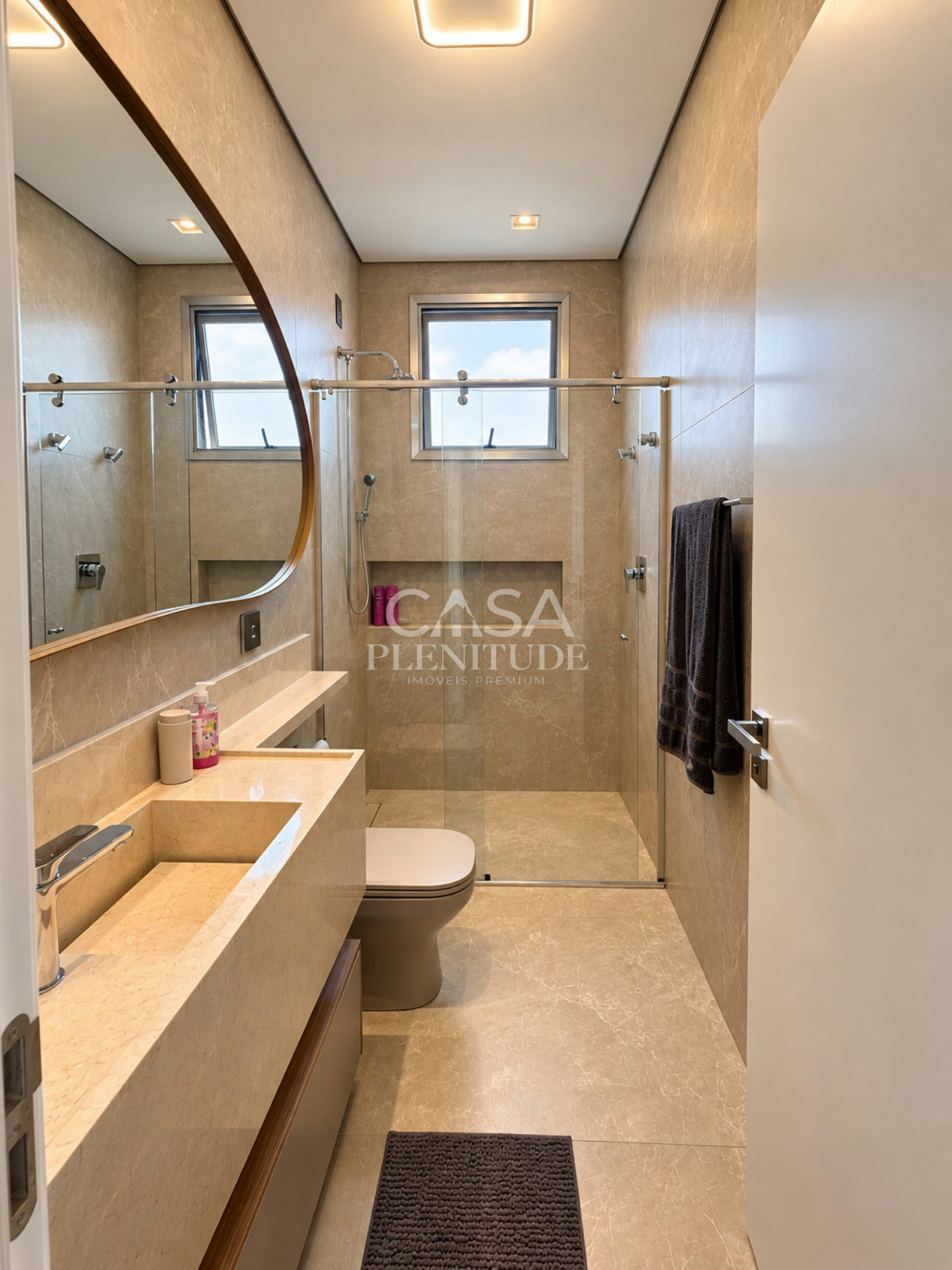 Casa nova no Saint Patrick com 926 m², 5 suítes, elevador e piscina aquecida, saúna em Sorocaba